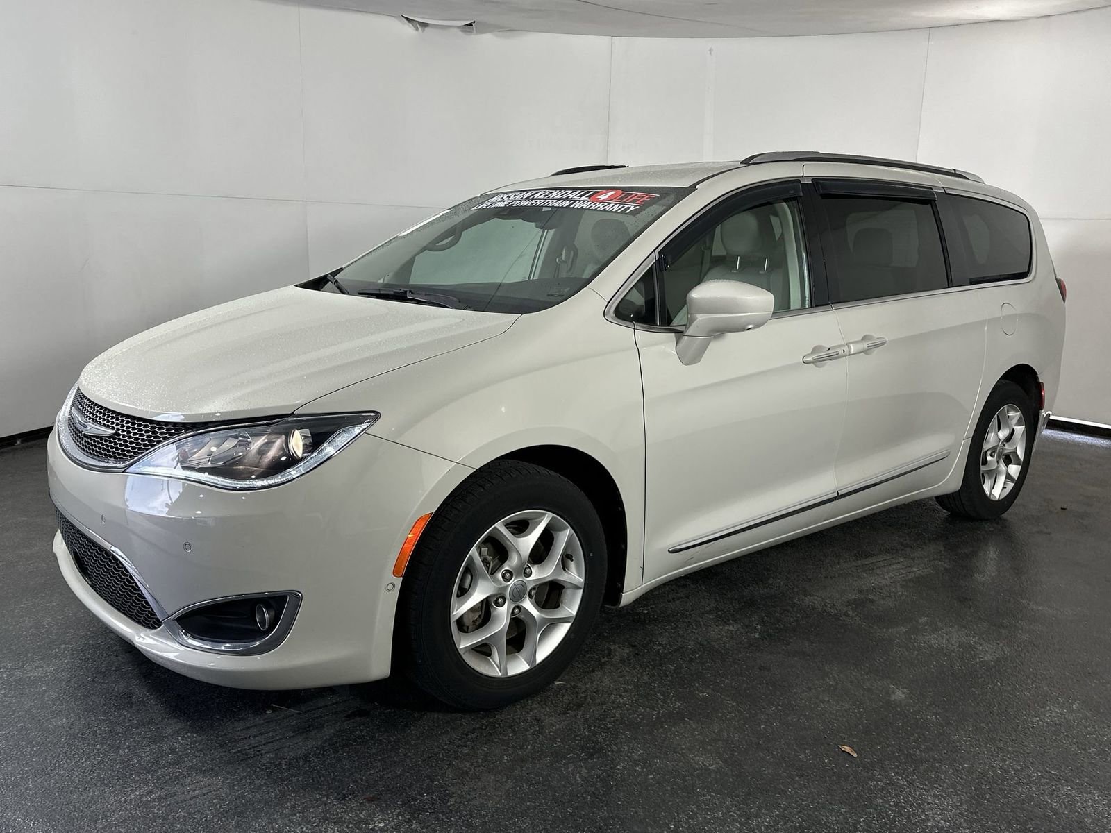 Used 2020 Chrysler Pacifica Touring-L w/ Tire & Wheel Group image 4