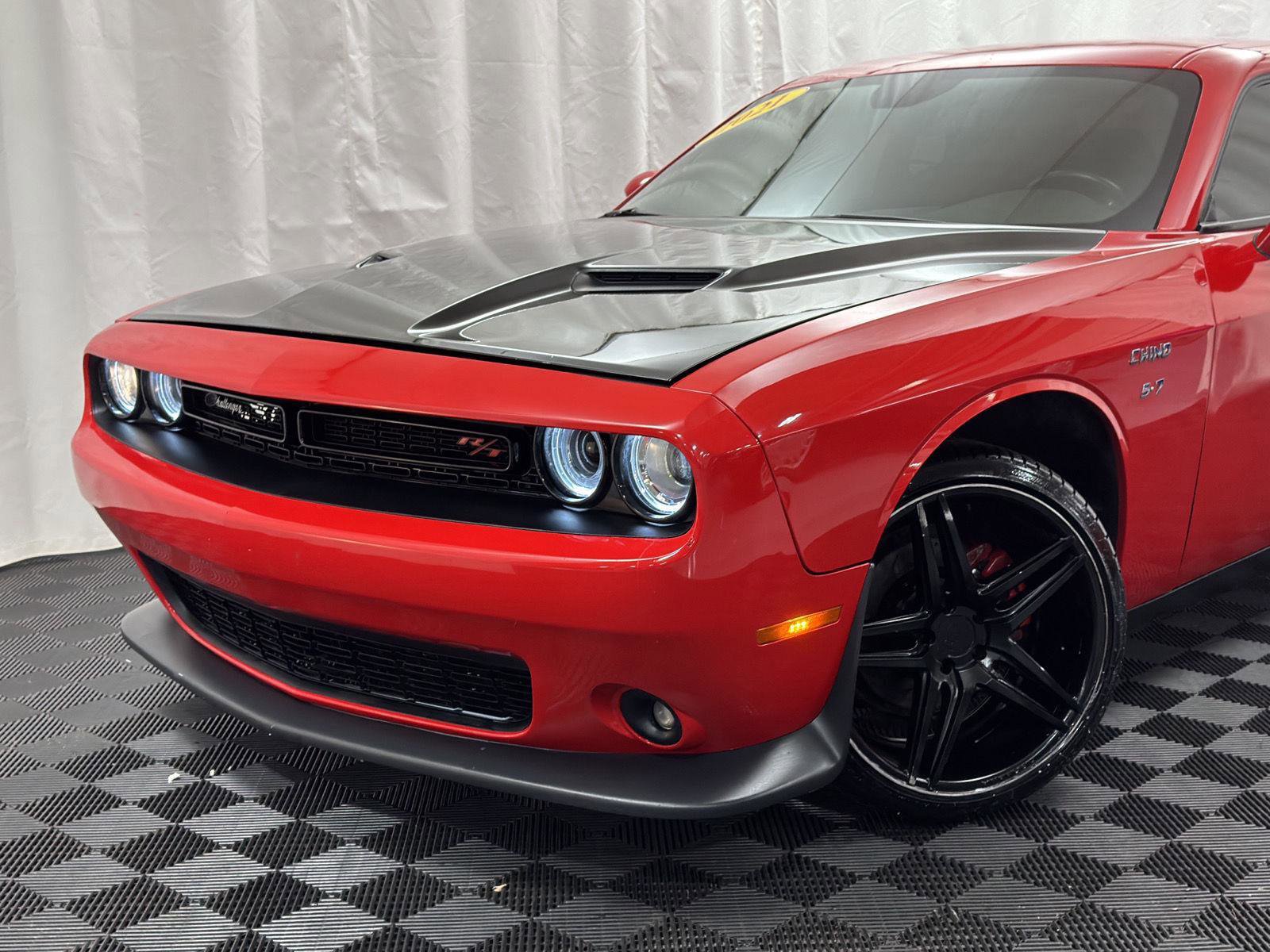 Used 2021 Dodge Challenger SXT image 3