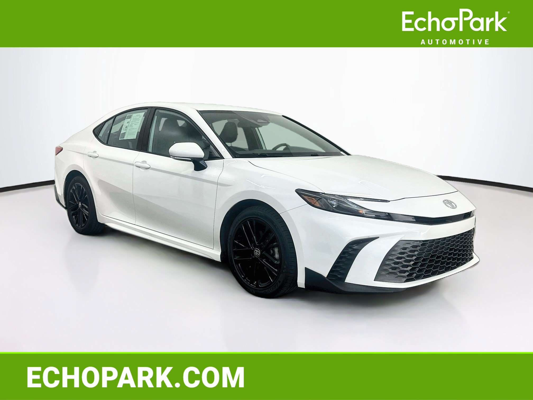 Used 2025 Toyota Camry SE FWD image 1