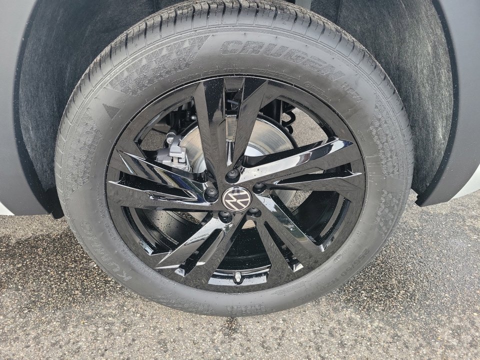 New 2026 Volkswagen Atlas Cross Sport SEL R-Line image 25