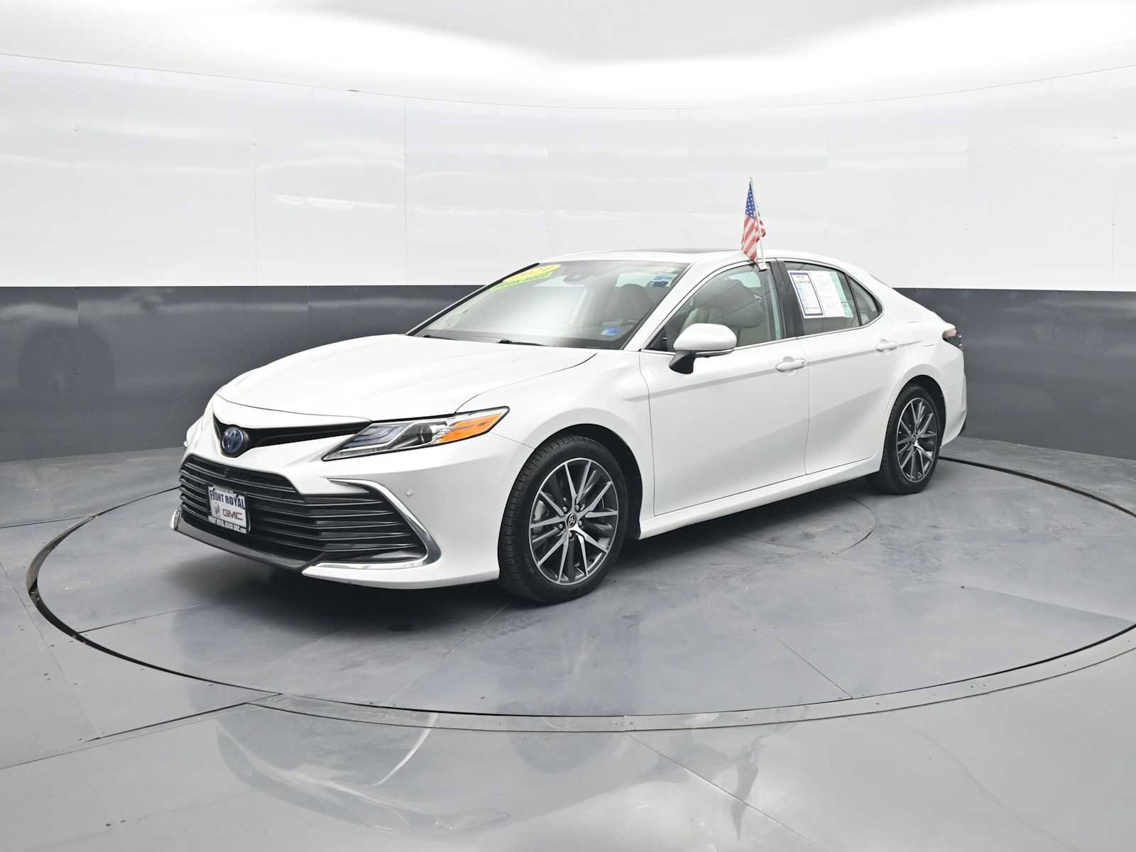 Used 2024 Toyota Camry XLE w/ Navigation Package FWD image 4