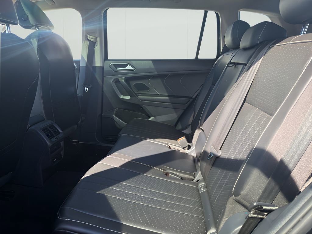 Used 2022 Volkswagen Tiguan SE w/ Panoramic Sunroof Package AWD/4WD image 18