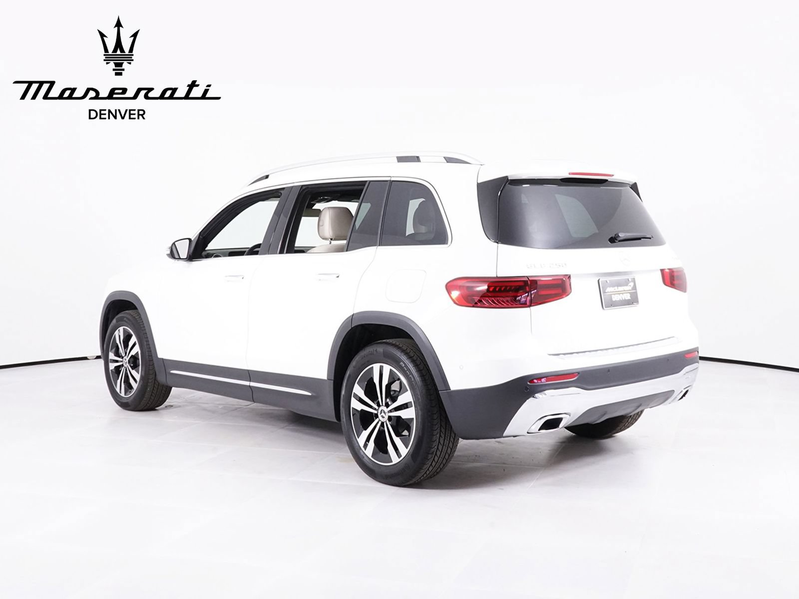 Used 2025 Mercedes-Benz GLB 250 4MATIC image 3