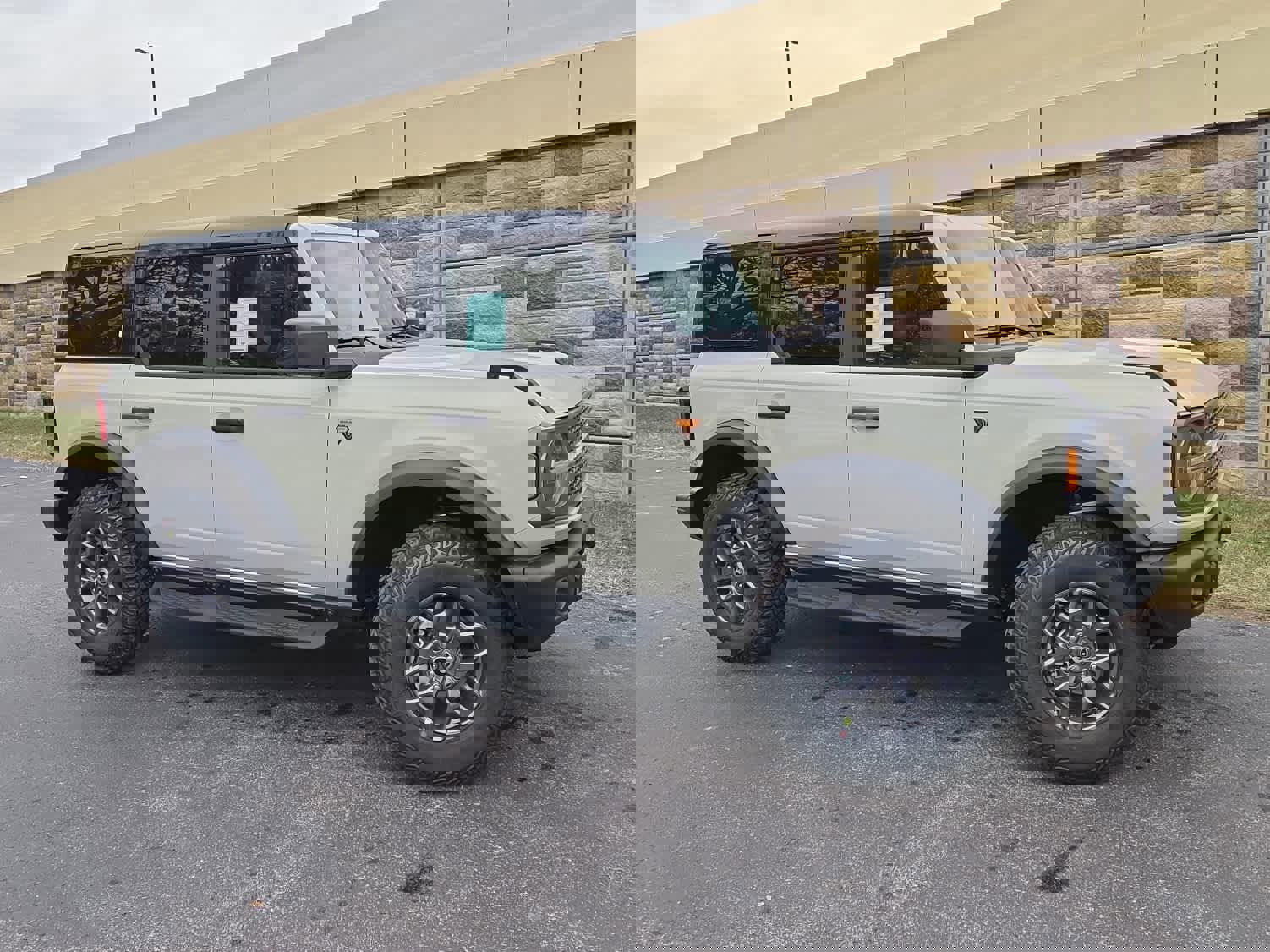 New 2025 Ford Bronco Badlands image 3