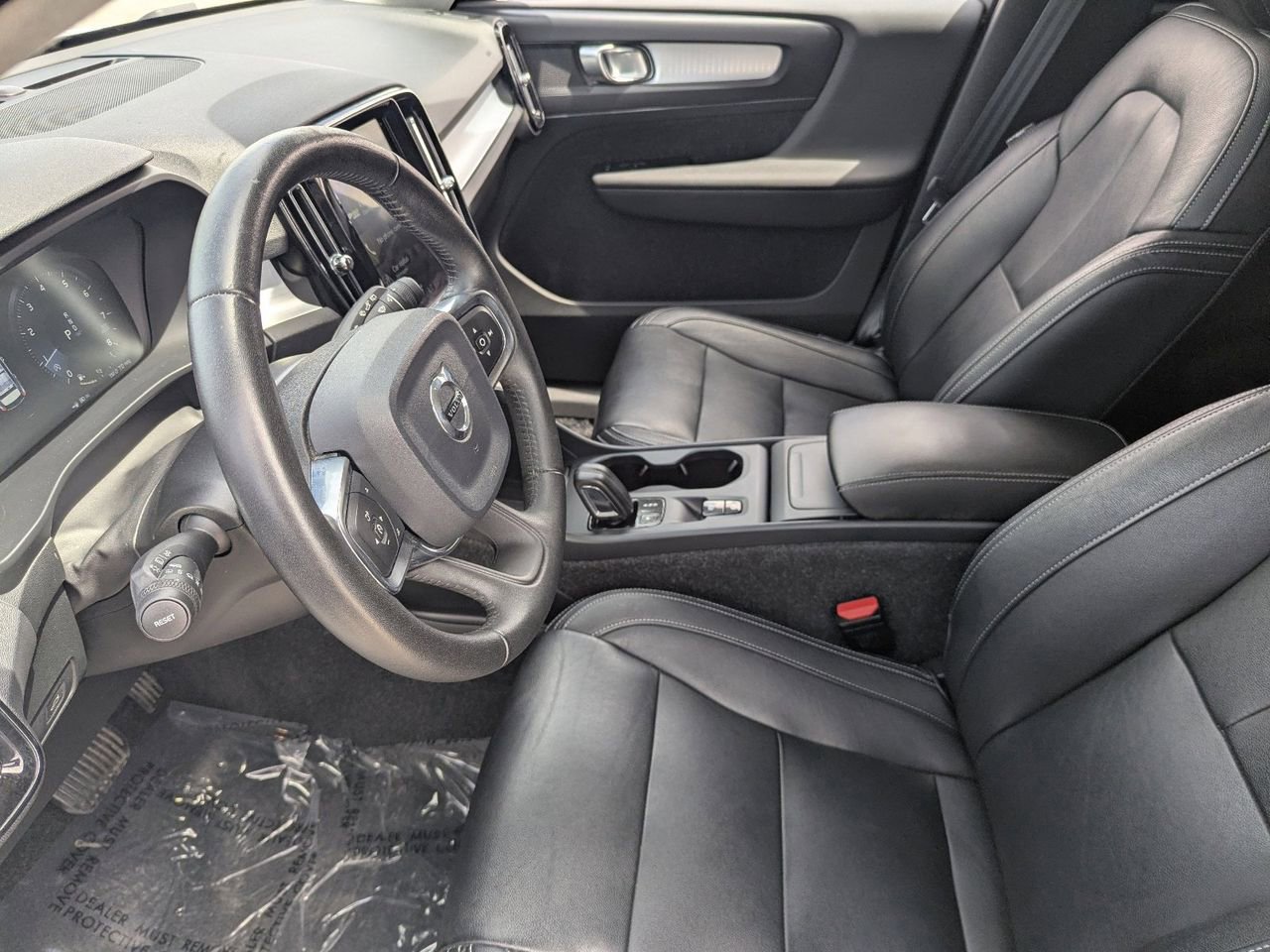 Used 2020 Volvo XC40 T4 Momentum w/ Protection Package Premier image 20