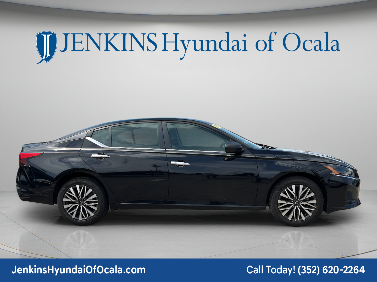 Used 2025 Nissan Altima 2.5 SV AWD/4WD image 2