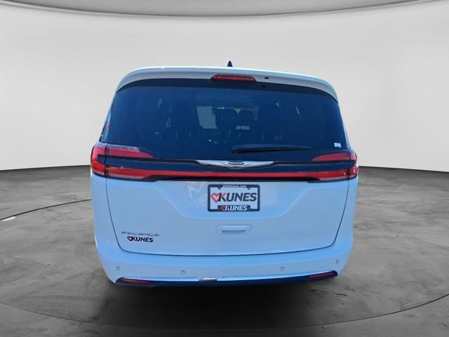 Used 2024 Chrysler Pacifica Touring-L FWD image 7