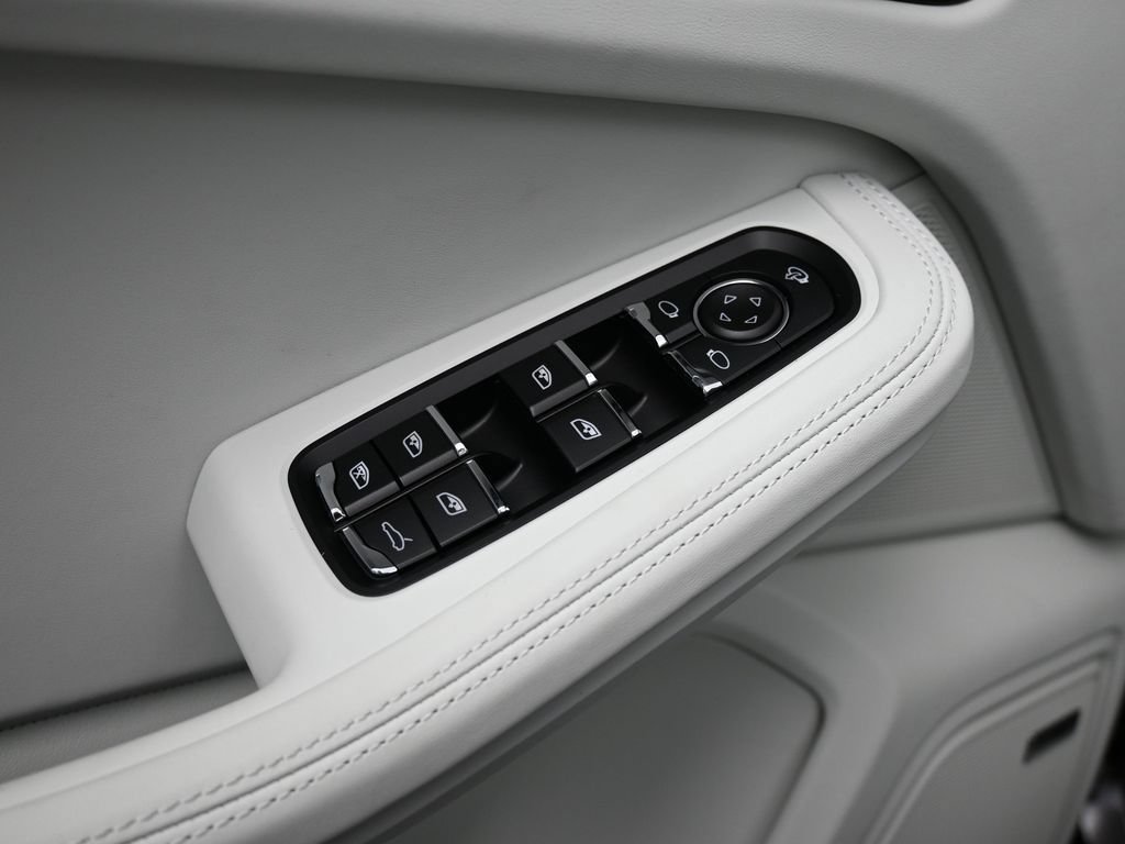 Certified 2026 Porsche Macan AWD/4WD image 17