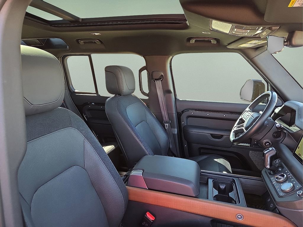 Used 2024 Land Rover Defender 110 X-Dynamic SE image 11