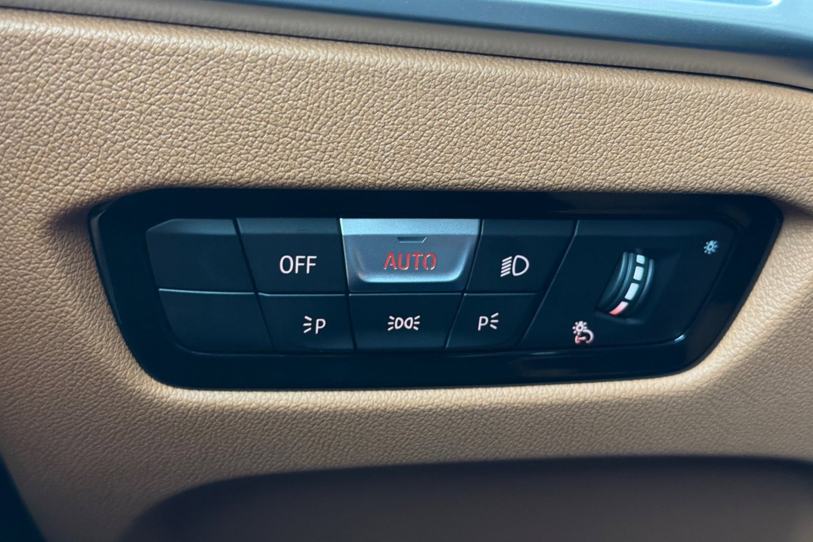 Used 2025 BMW 330i Sedan w/ Premium Package image 37