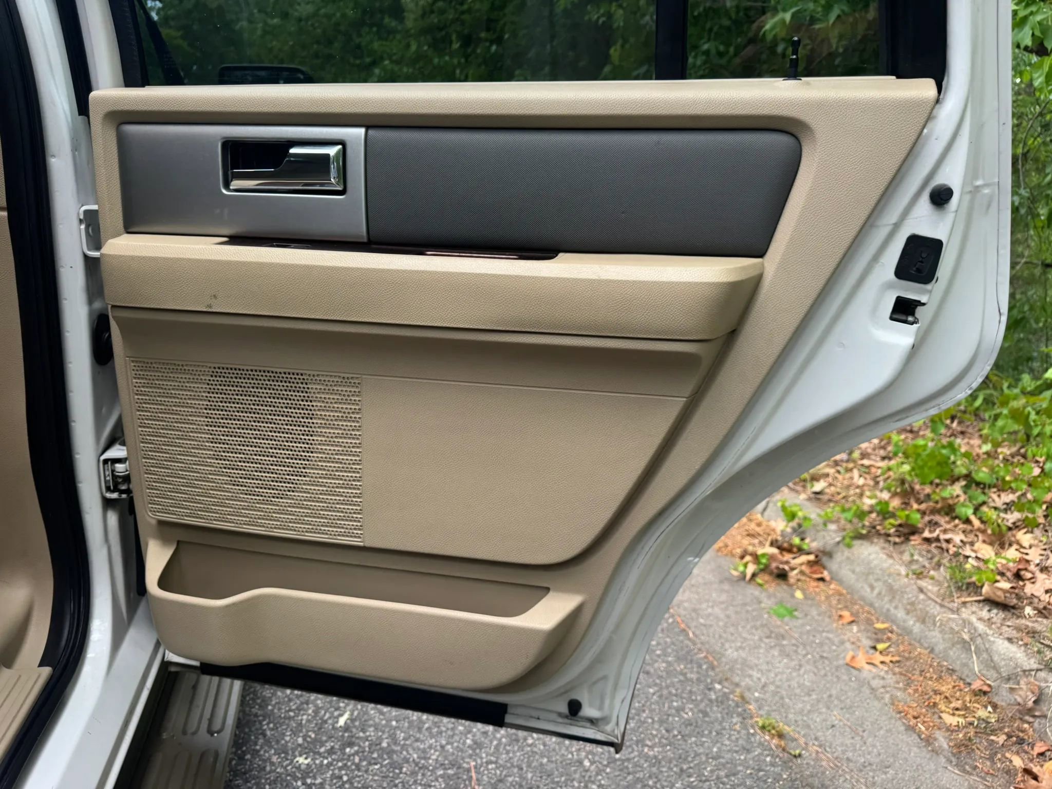 Used 2014 Ford Expedition XLT w/ Equipment Group 202A AWD/4WD image 18