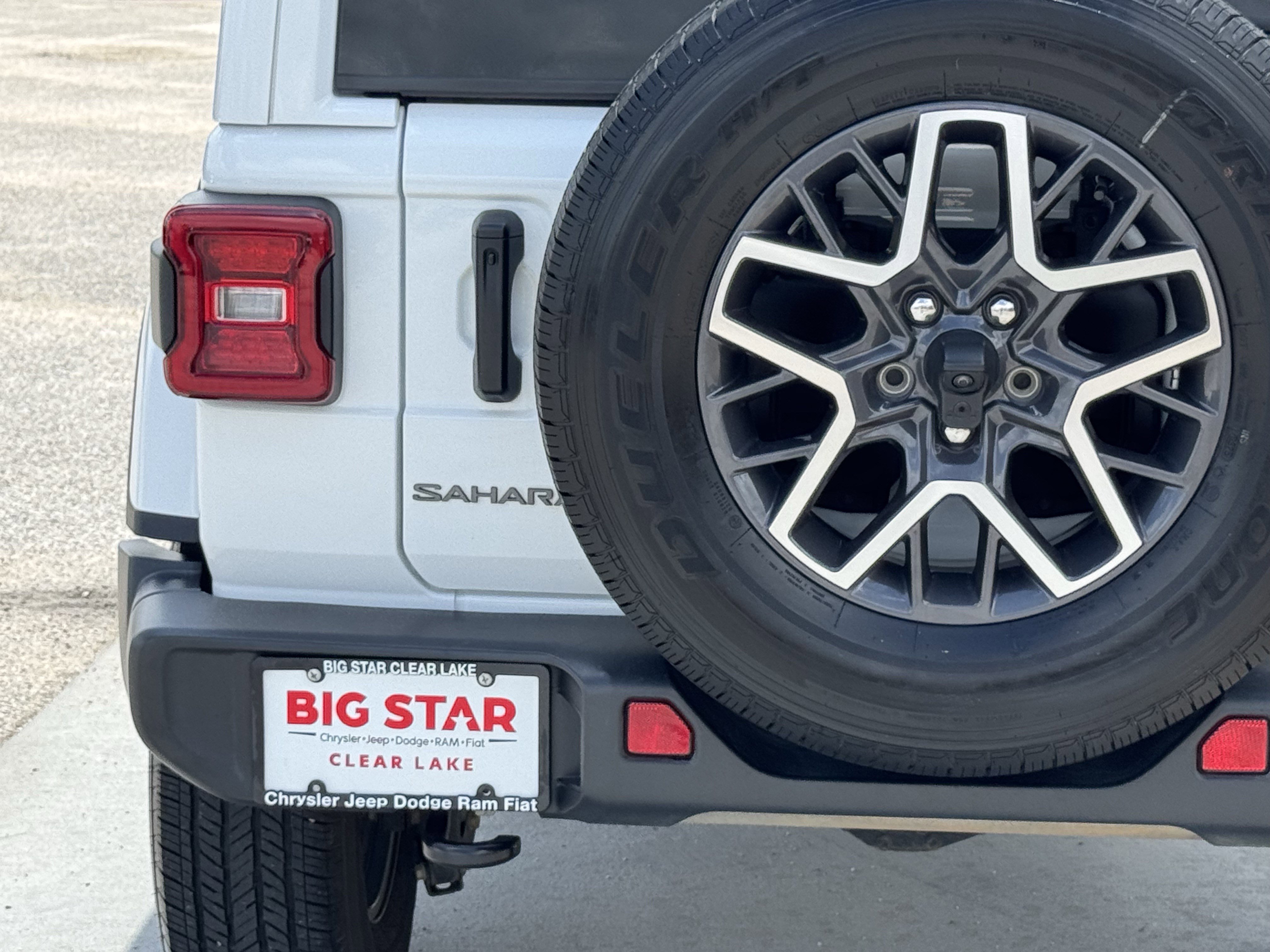 Used 2025 Jeep Wrangler Sahara image 12