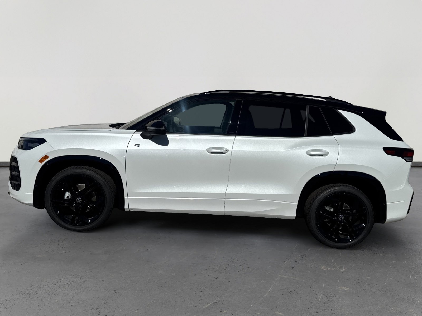 New 2026 Volkswagen Tiguan SE R-Line image 3