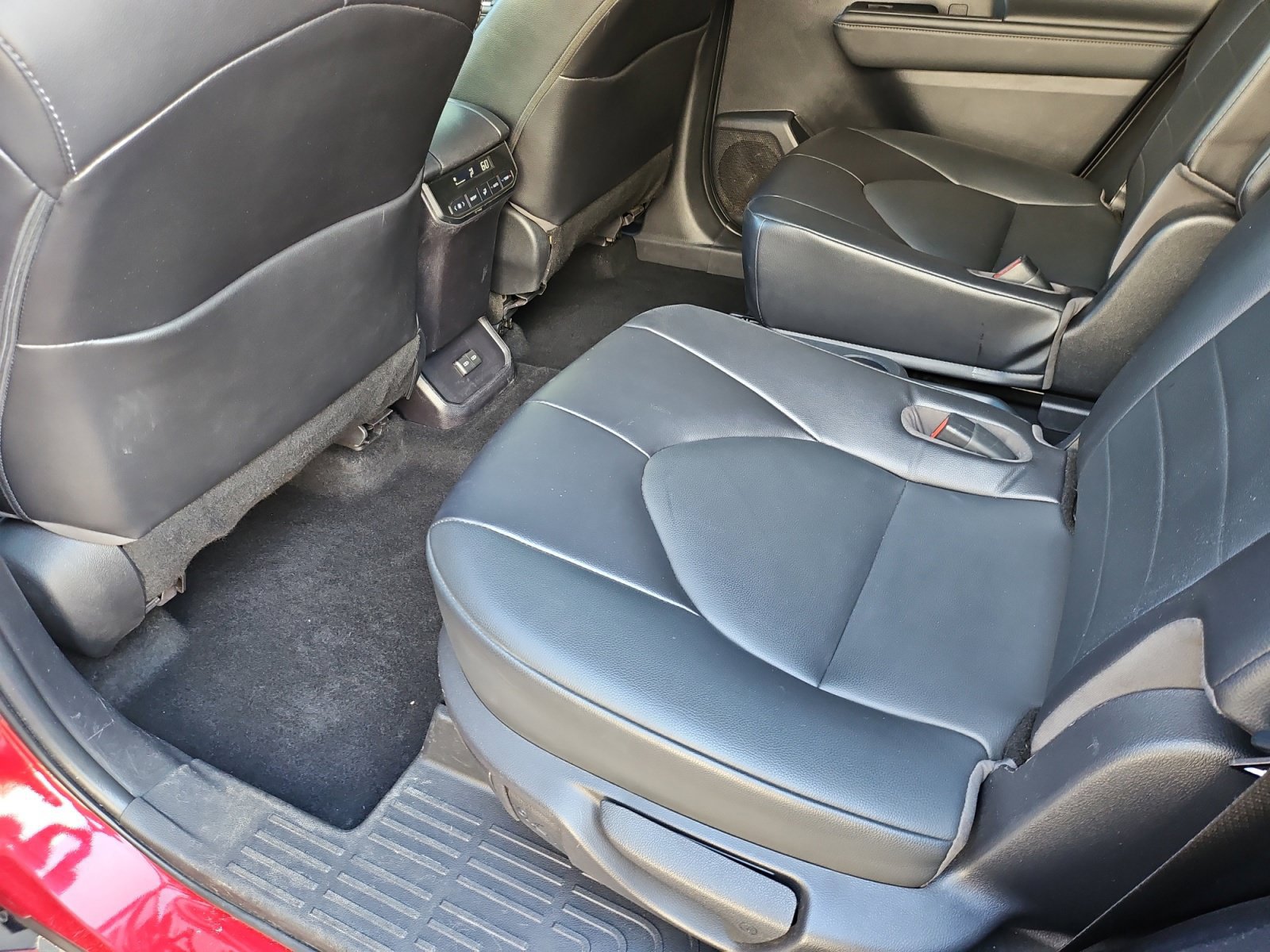 Used 2022 Toyota Highlander XLE FWD image 30