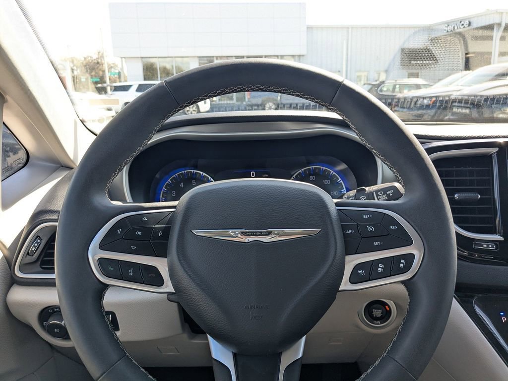 Used 2024 Chrysler Pacifica Touring-L image 22