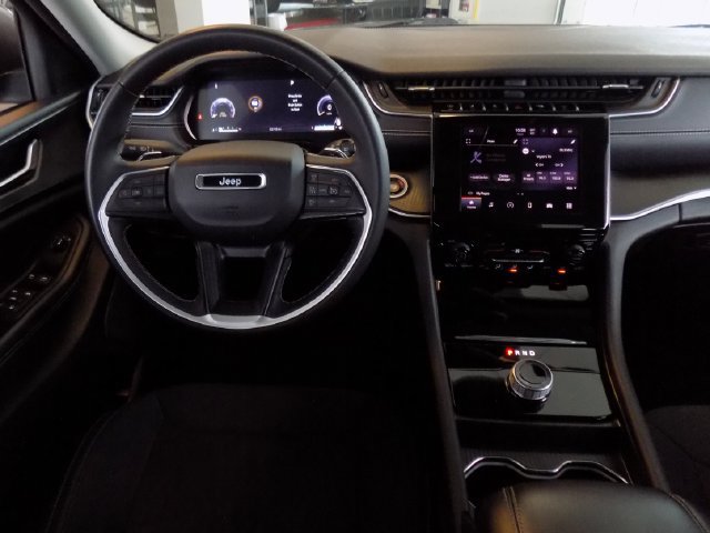 Certified 2024 Jeep Grand Cherokee Laredo RWD image 10