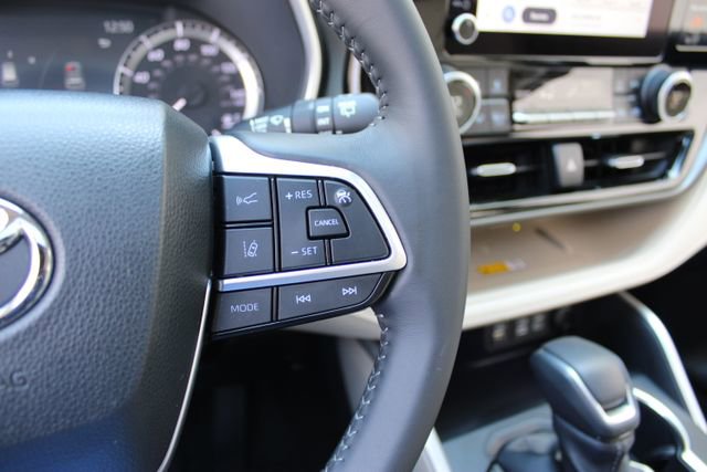 Used 2023 Toyota Highlander XLE image 25