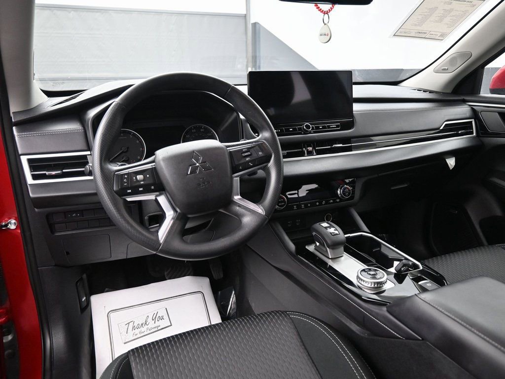 Used 2025 Mitsubishi Outlander ES image 24
