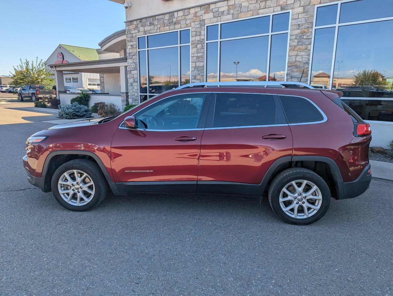 Used 2018 Jeep Cherokee Latitude w/ Cold Weather Group AWD/4WD image 2