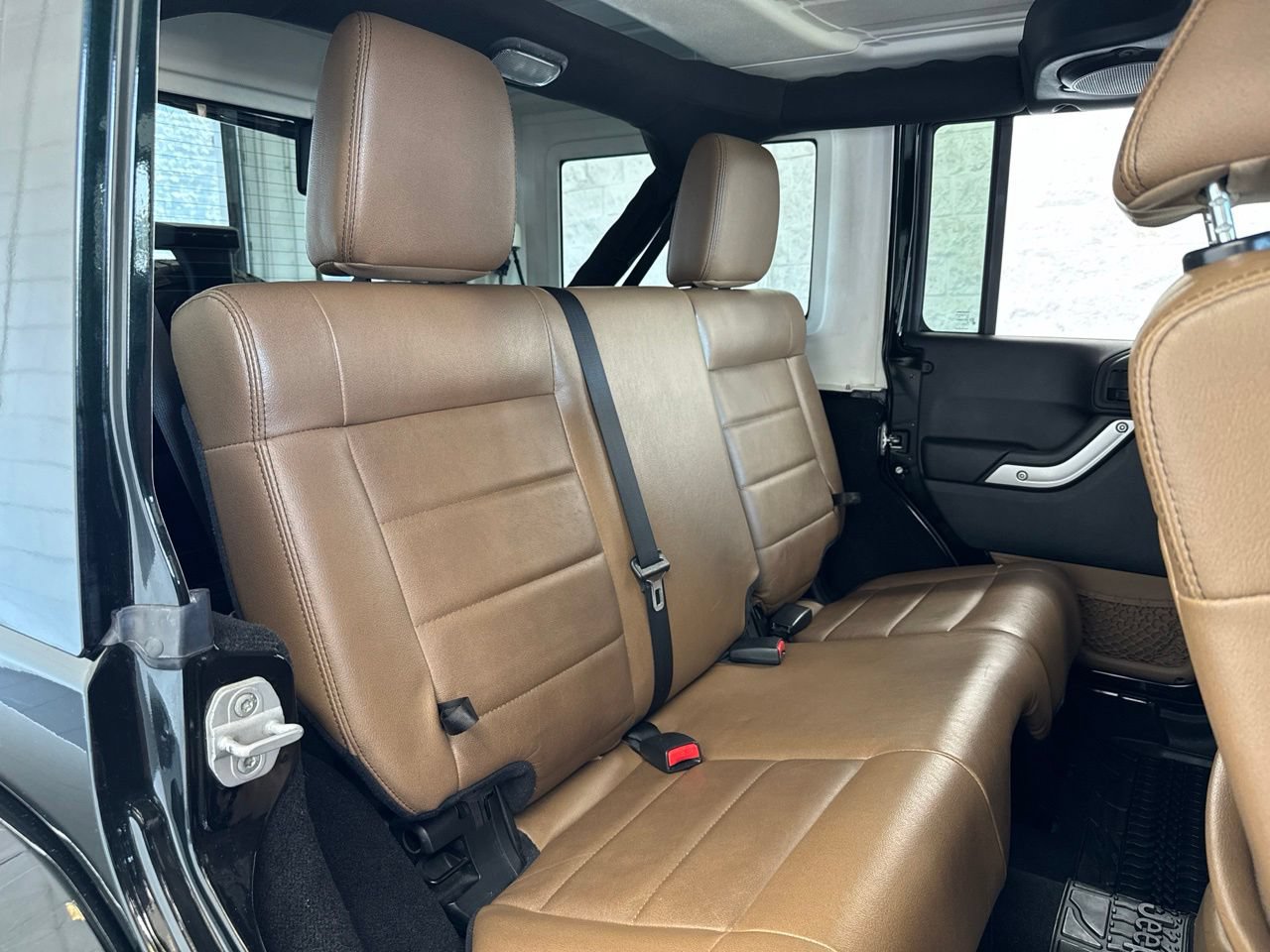 Used 2012 Jeep Wrangler Unlimited Sahara w/ Connectivity Group AWD/4WD image 39