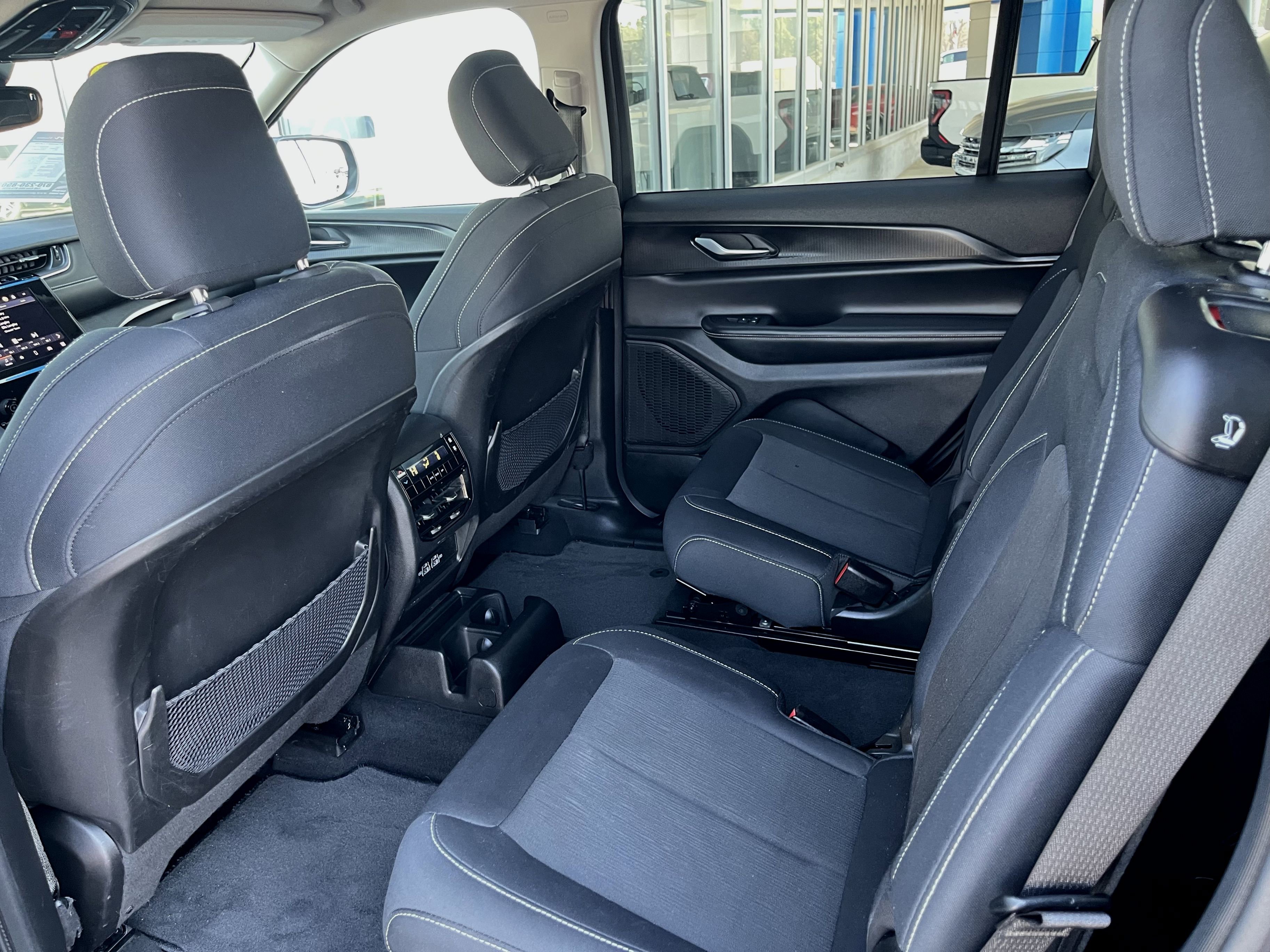 Used 2023 Jeep Grand Cherokee L Laredo image 3