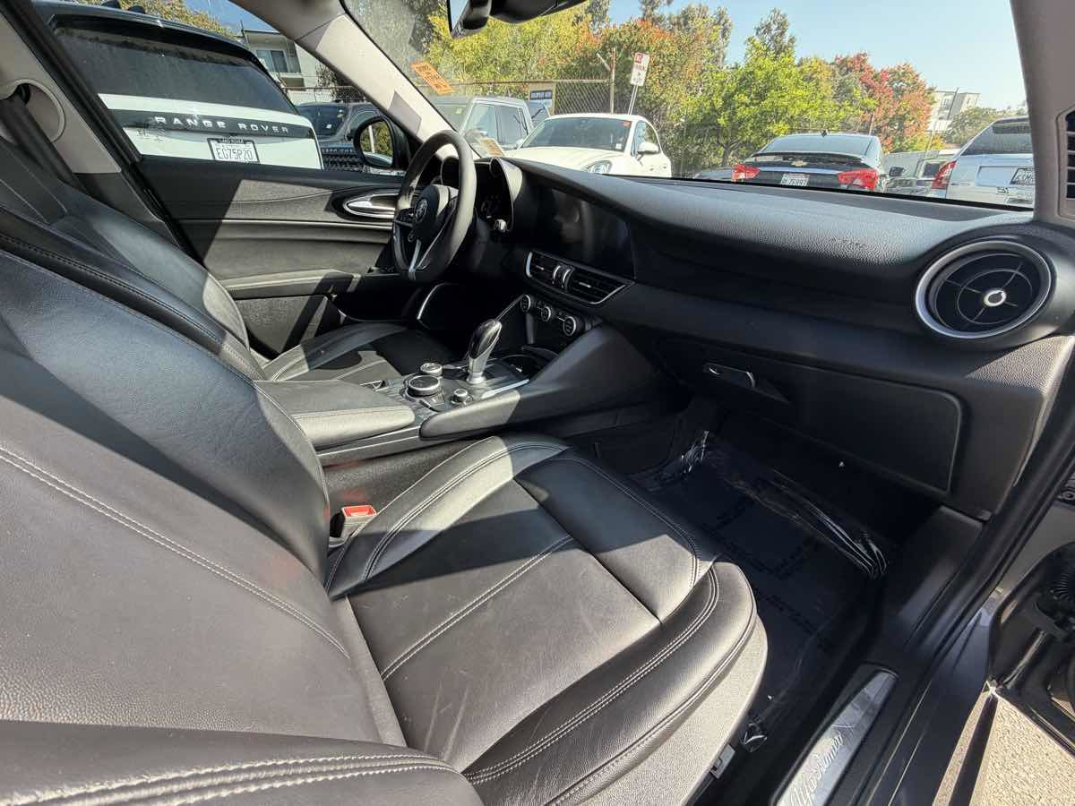 Used 2019 Alfa Romeo Giulia w/ Nero Edizione image 15