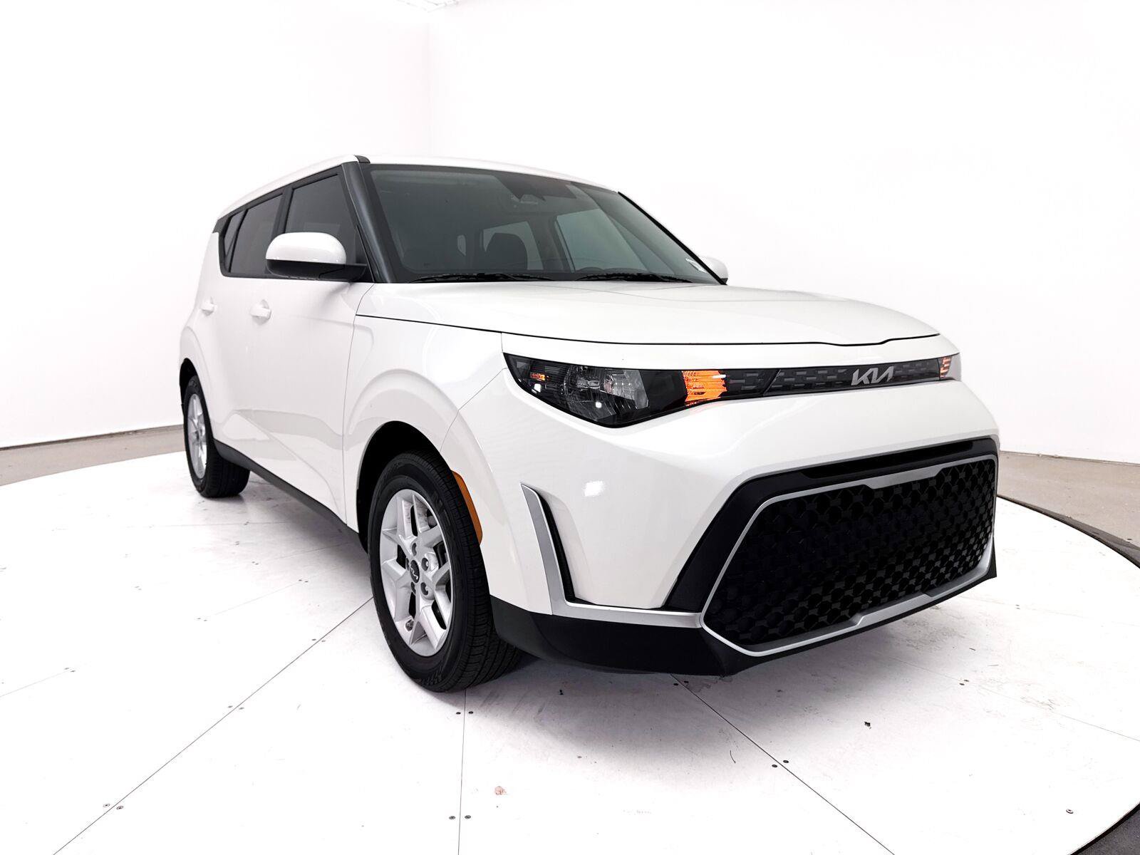Used 2025 Kia Soul LX w/ LX Technology Package FWD image 11