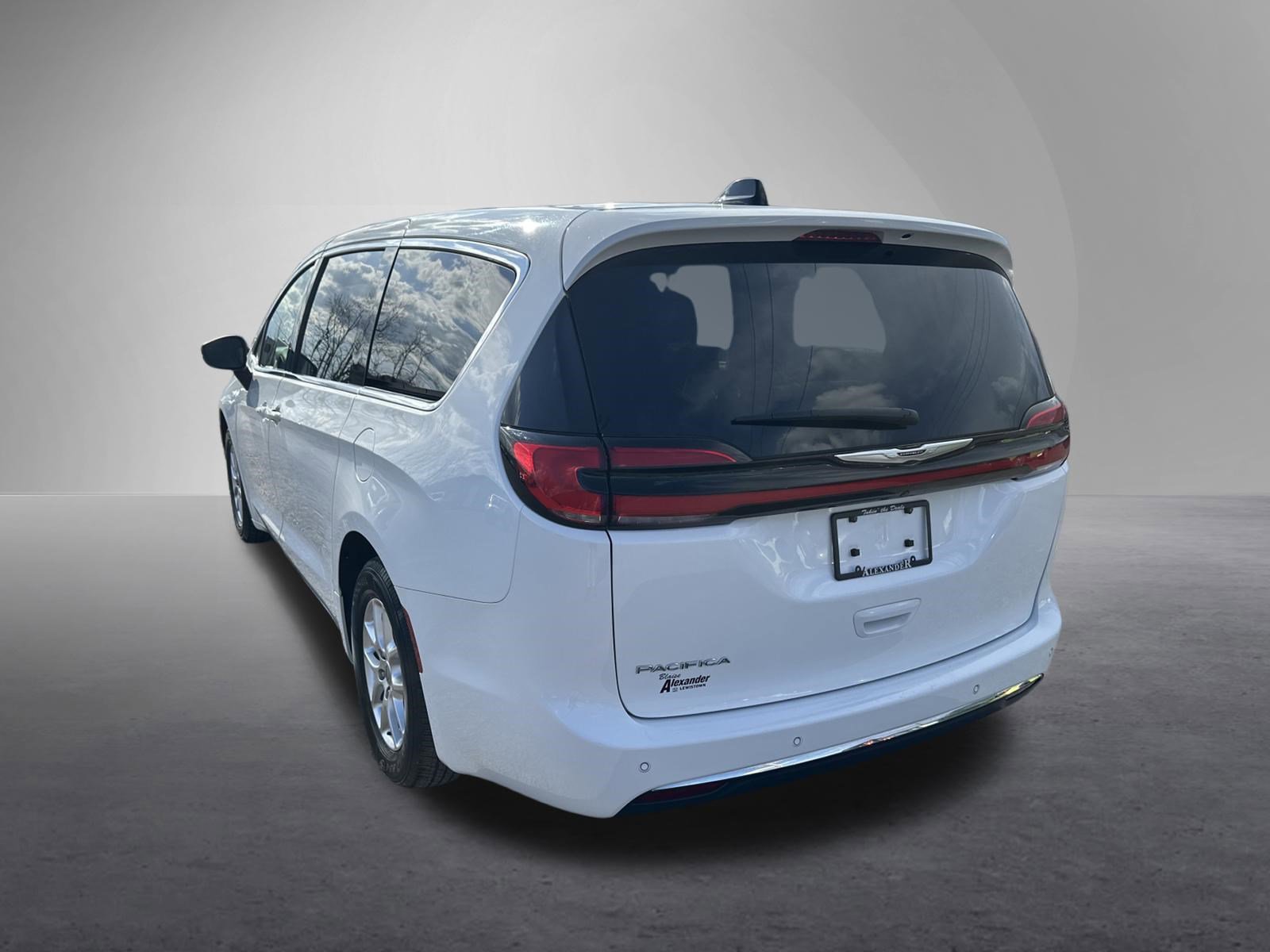 Used 2023 Chrysler Pacifica Touring-L image 6