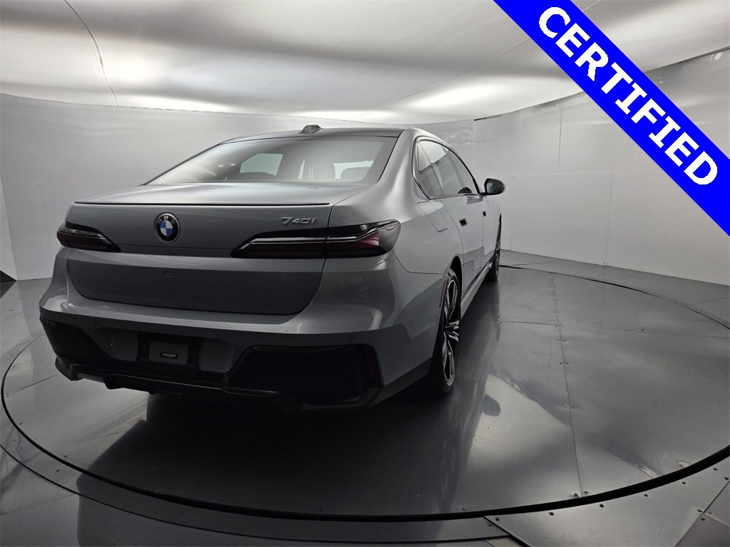 Used 2023 BMW 740i image 11