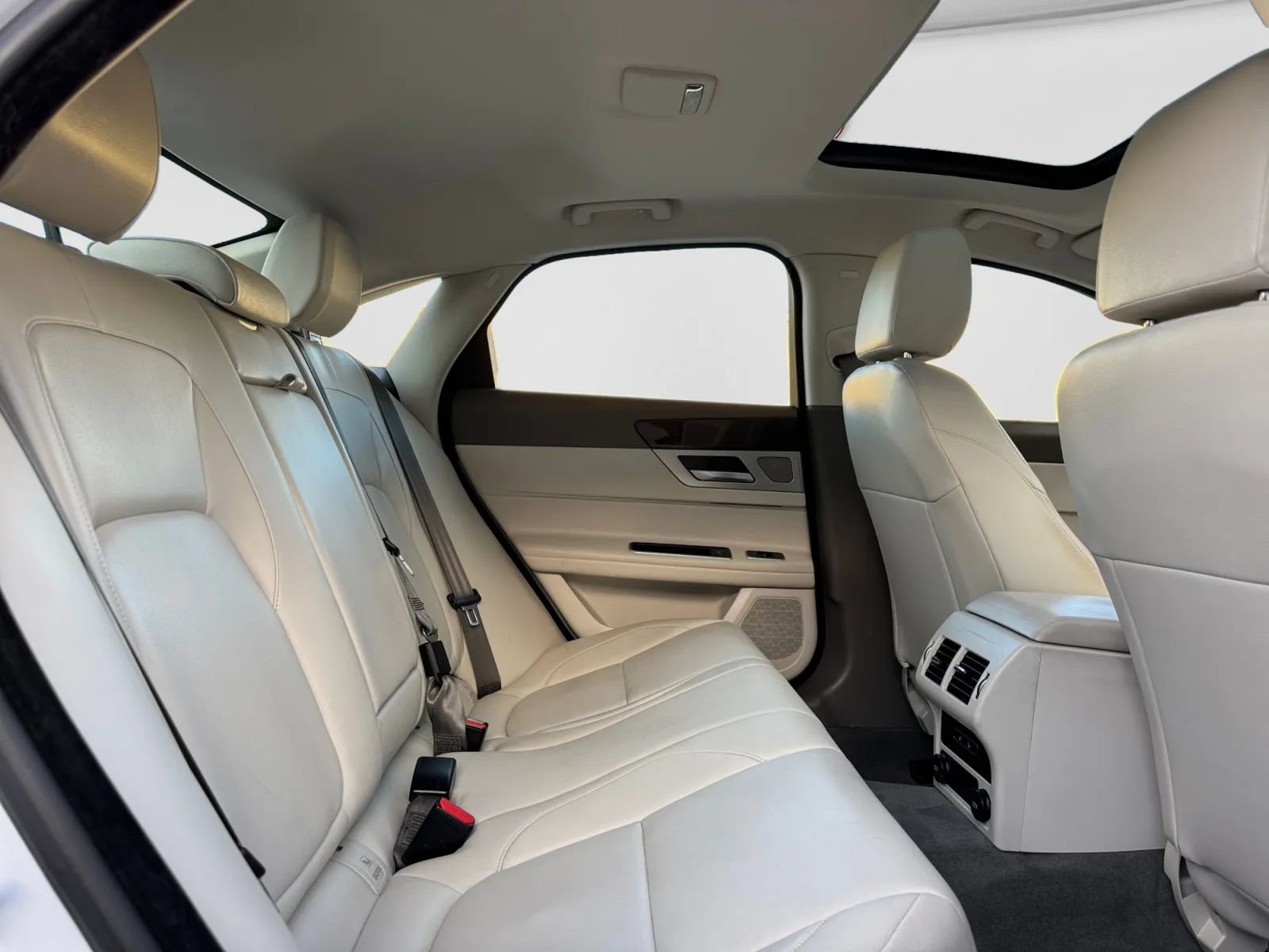 Used 2016 Jaguar XF Premium AWD/4WD image 22
