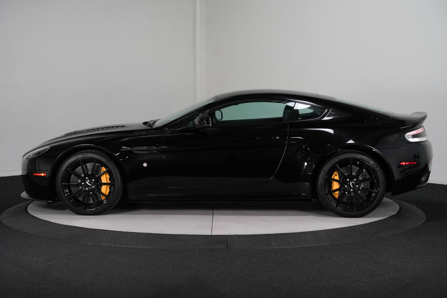 Used 2017 Aston Martin V12 Vantage S RWD image 6