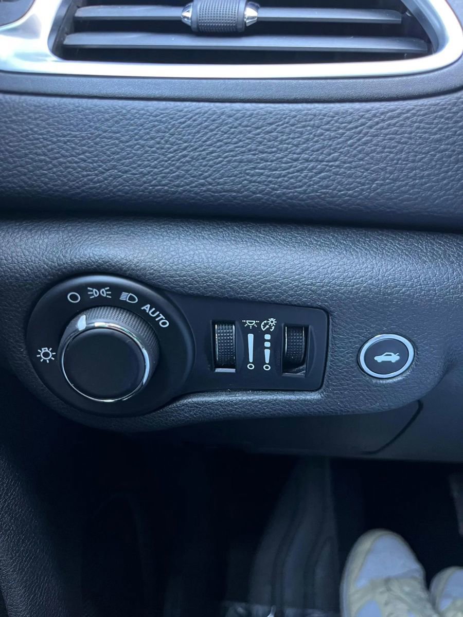 Used 2015 Chrysler 200 Limited w/ Convenience Group image 15