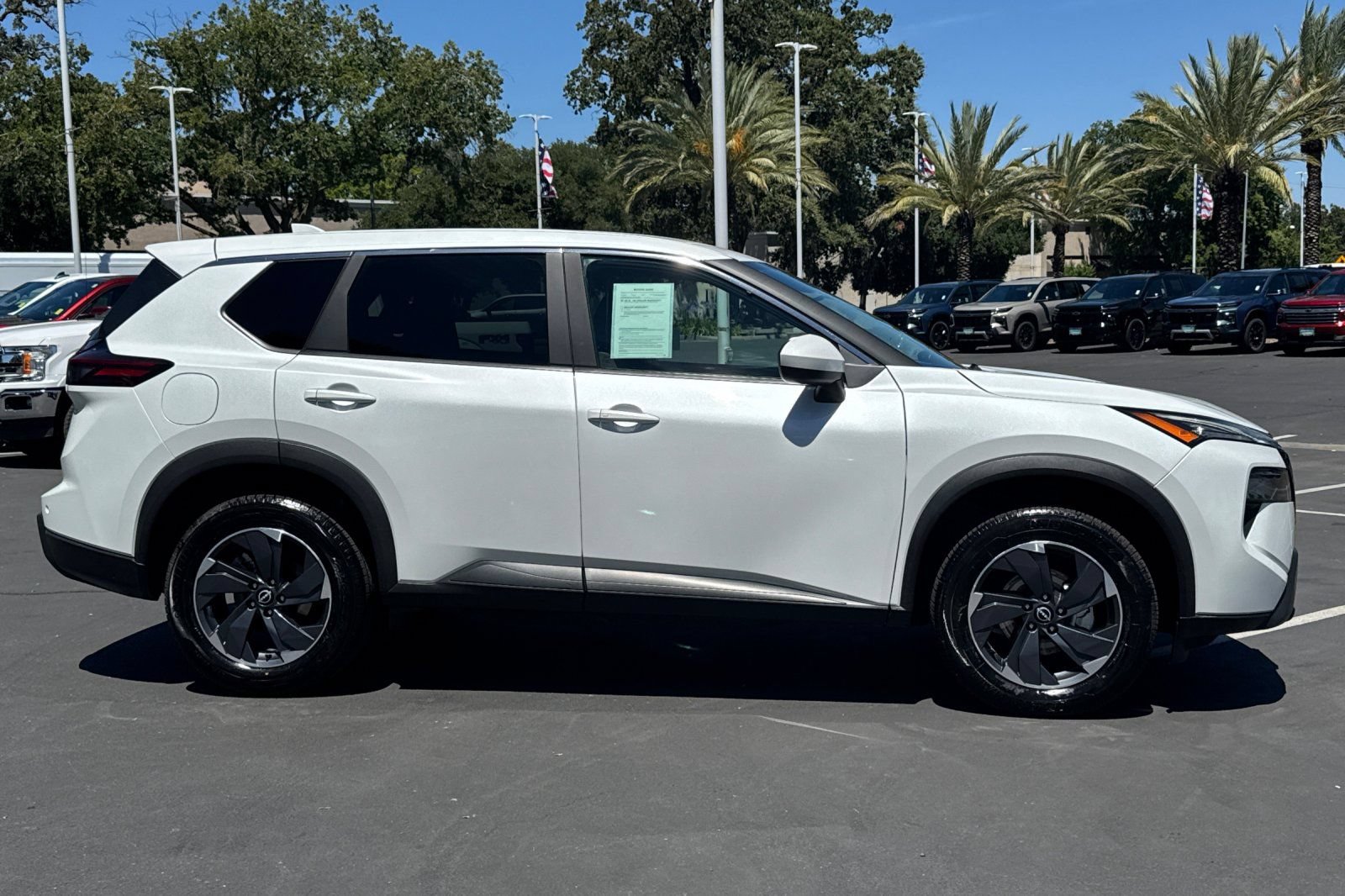 Used 2024 Nissan Rogue SV FWD image 2