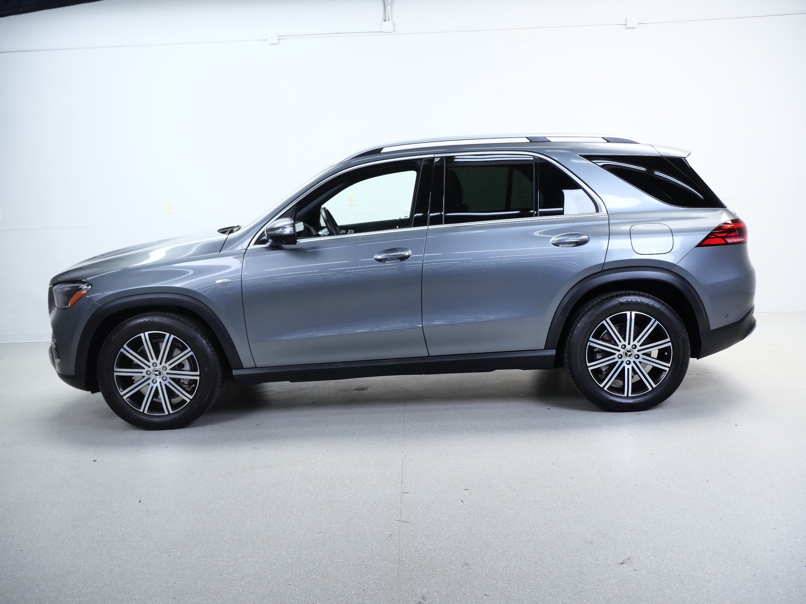 Certified 2025 Mercedes-Benz GLE 450e 4MATIC w/ Driver Assistance Package image 10