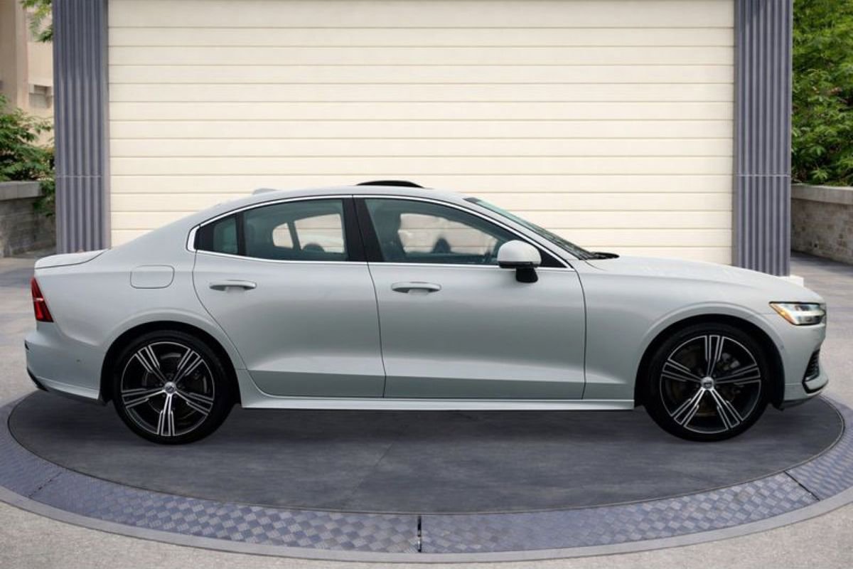 Used 2022 Volvo S60 T8 Inscription image 9