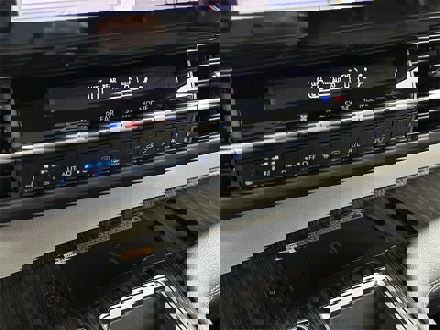 Used 2024 Toyota Sienna Limited image 21