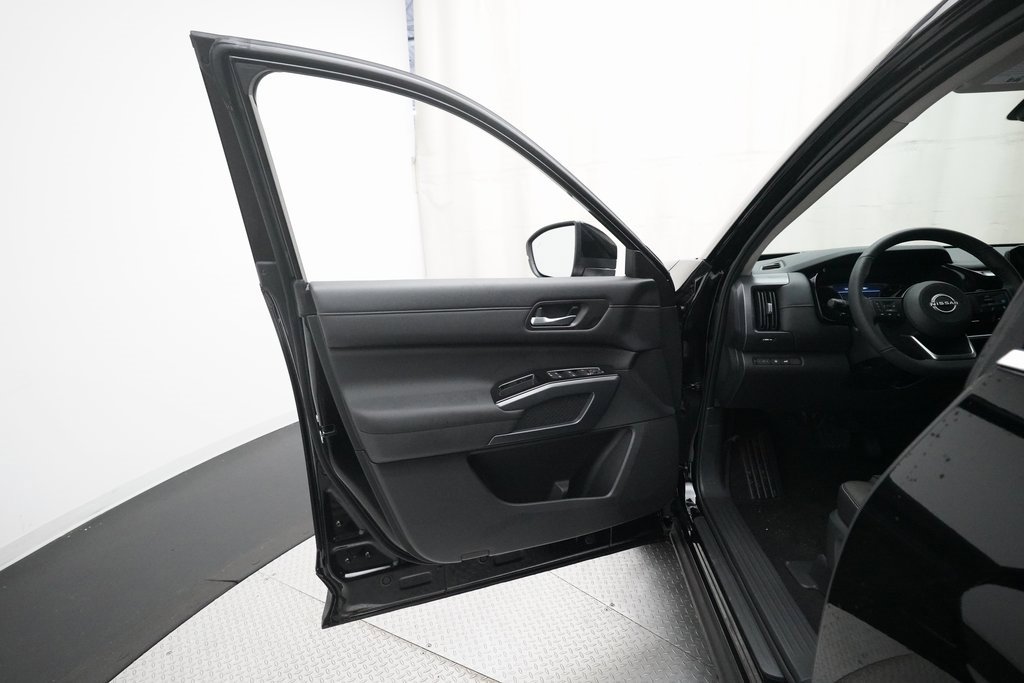 Used 2025 Nissan Pathfinder SL image 29