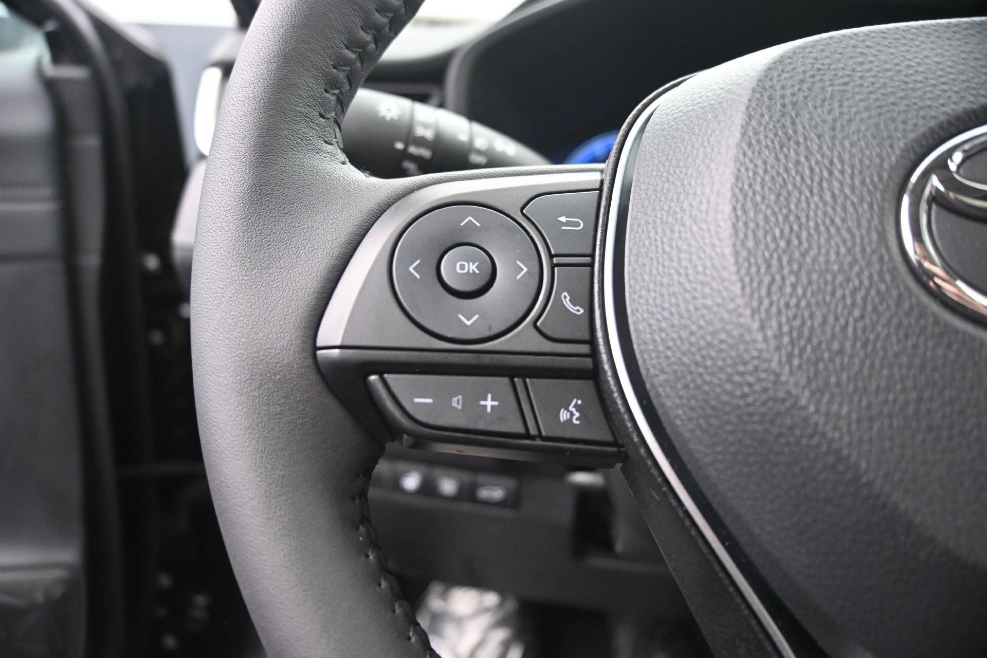 Used 2025 Toyota RAV4 Limited w/ Weather Package AWD/4WD image 28