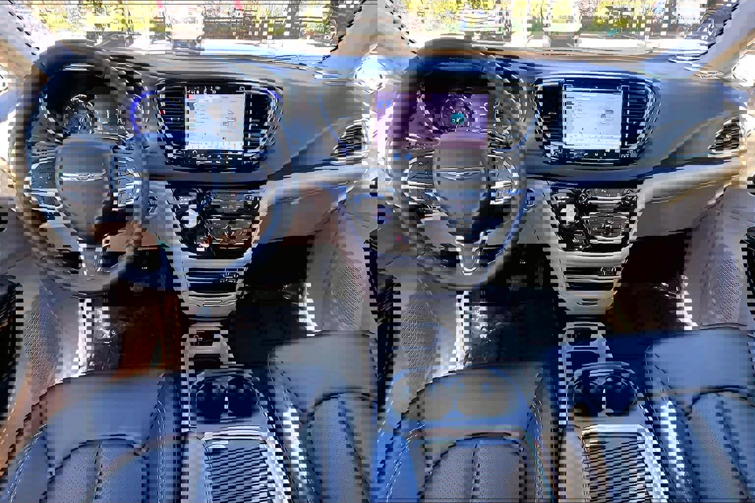 Used 2023 Chrysler Pacifica Touring-L image 15