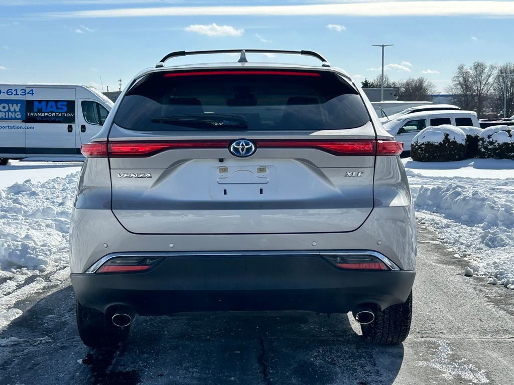 Used 2024 Toyota Venza XLE image 6