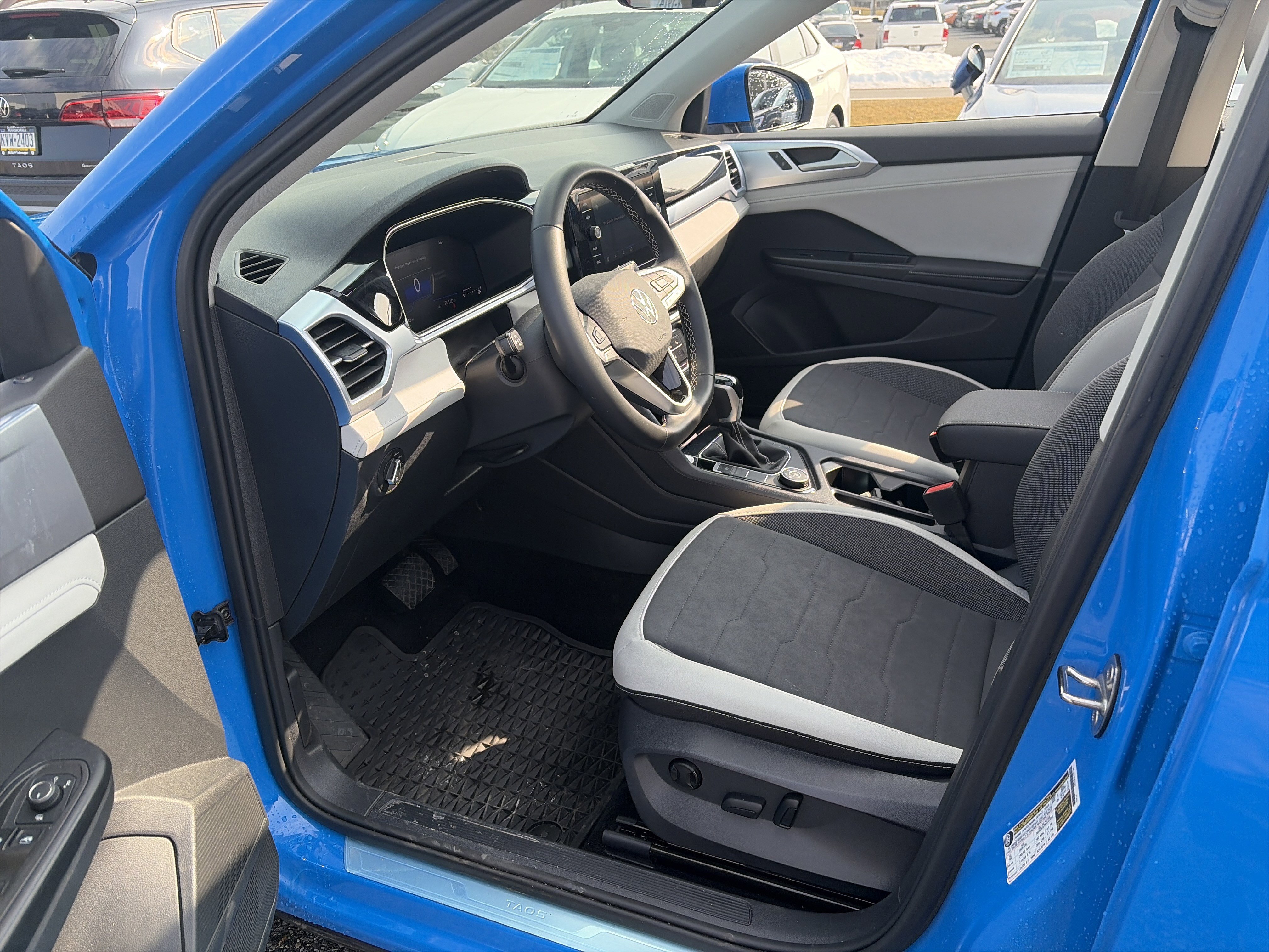 Certified 2025 Volkswagen Taos SE image 10