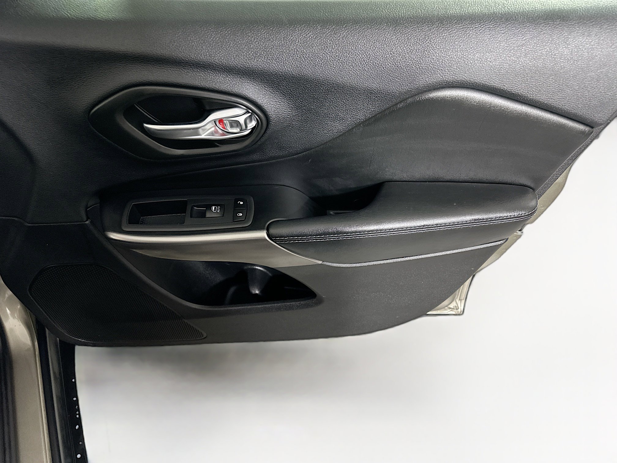 Used 2020 Jeep Cherokee Latitude Plus FWD image 30