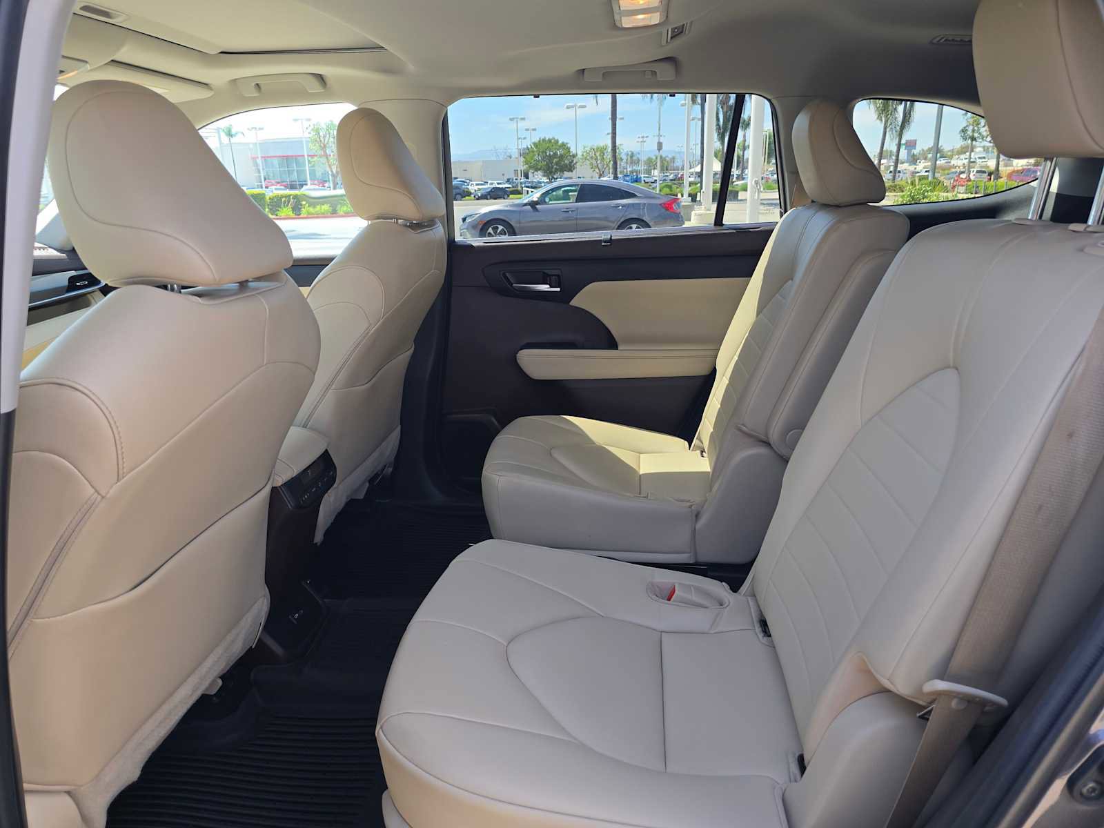 Used 2022 Toyota Highlander XLE image 18