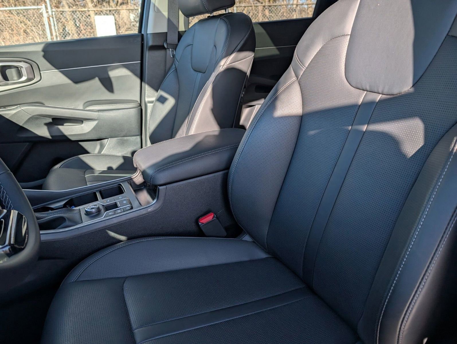 Used 2025 Kia Sorento S w/ Panoramic Sunroof Package image 16