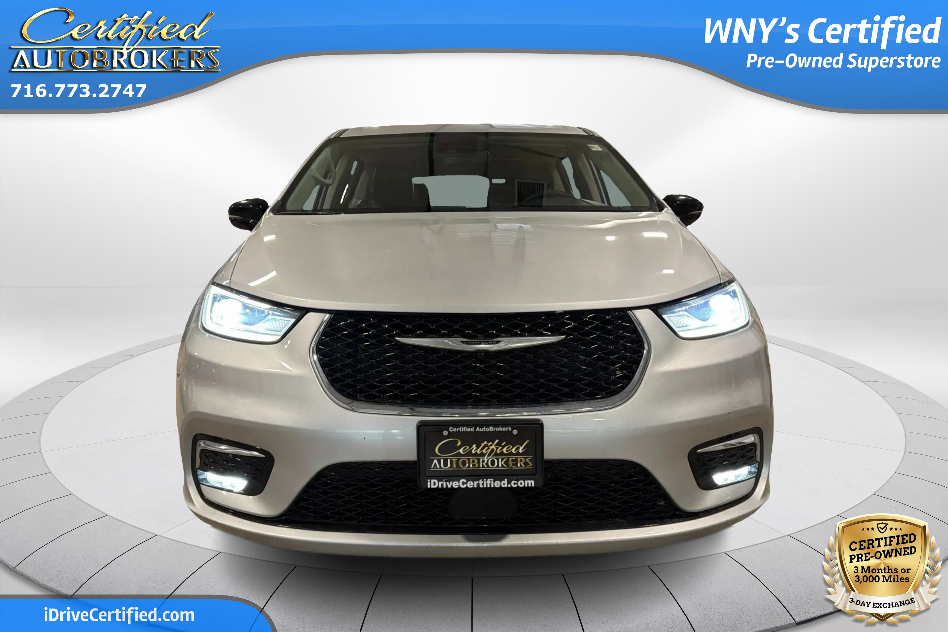 Used 2024 Chrysler Pacifica Touring-L FWD image 2