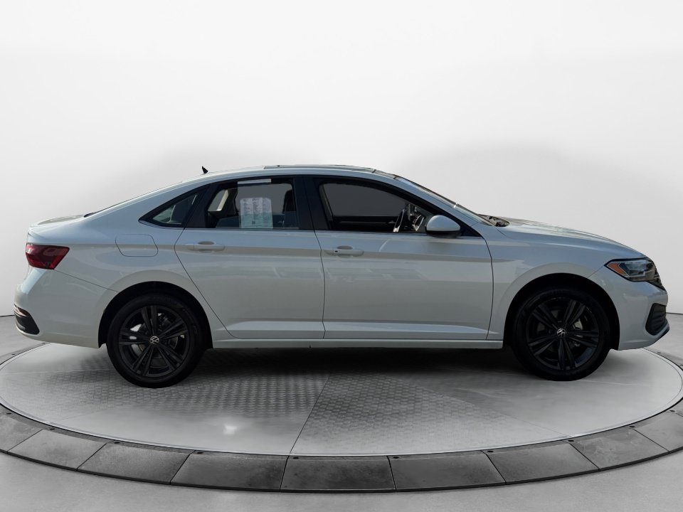 Certified 2022 Volkswagen Jetta SE FWD image 8