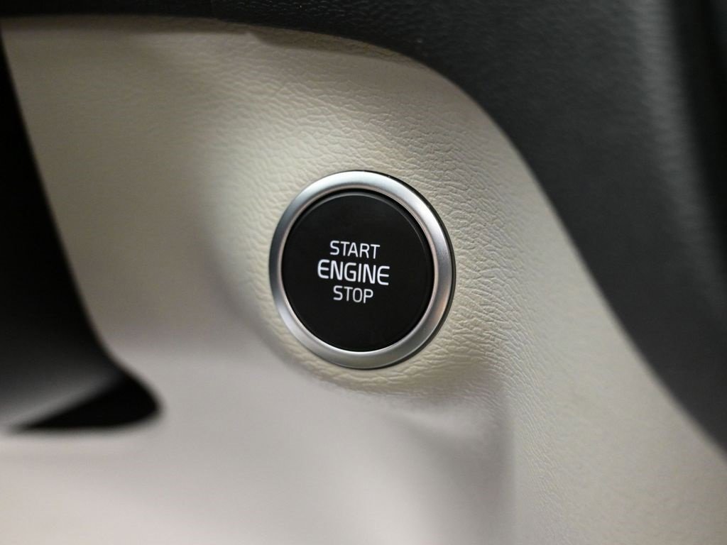 Used 2024 Volvo XC40 B5 Ultimate w/ Protection Package image 21
