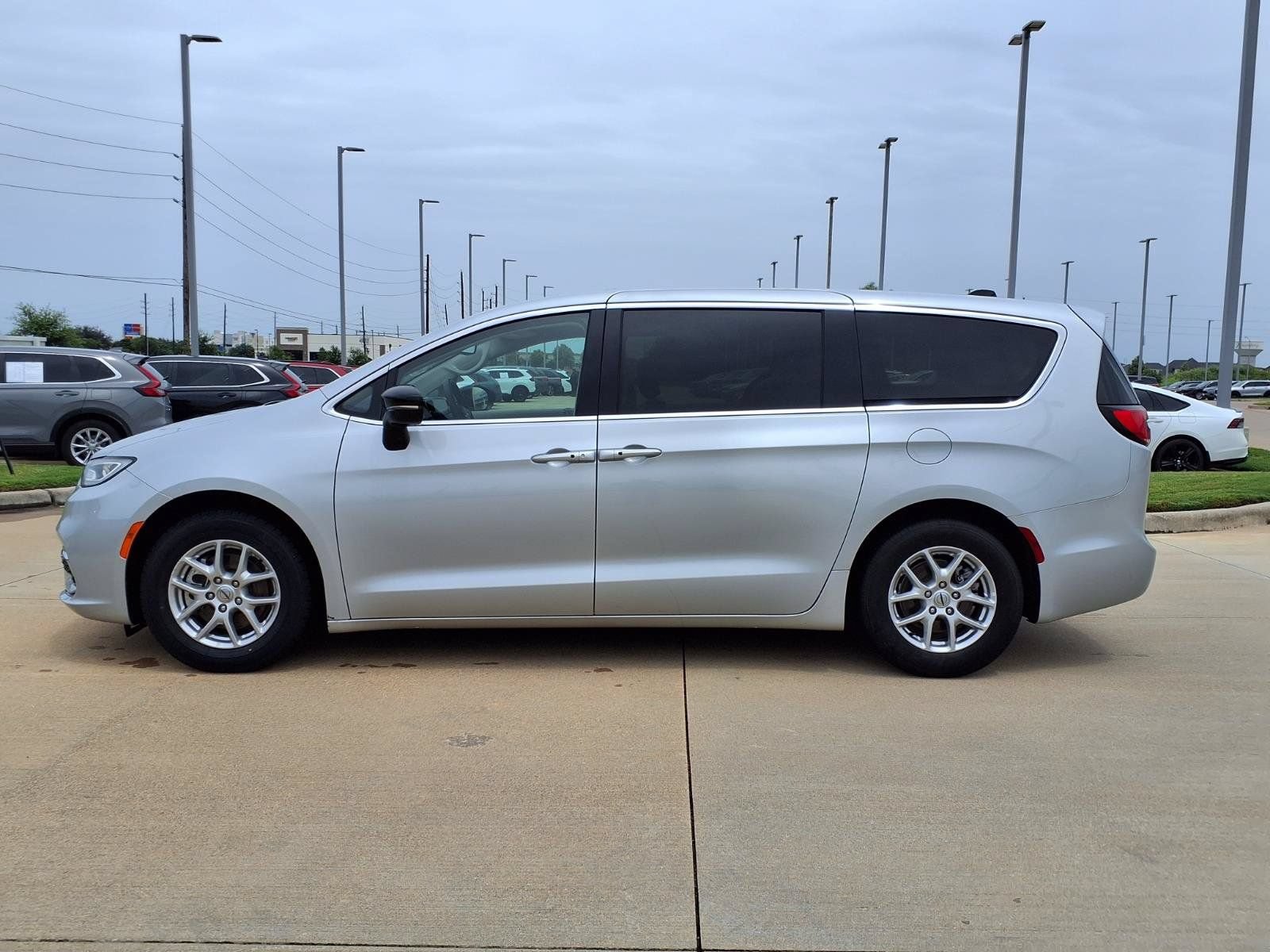 Used 2024 Chrysler Pacifica Touring-L FWD image 3