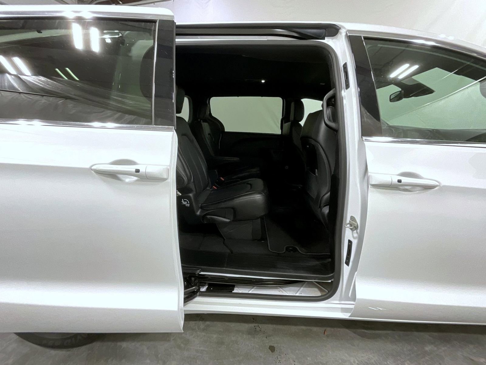 Used 2025 Chrysler Pacifica Select image 23