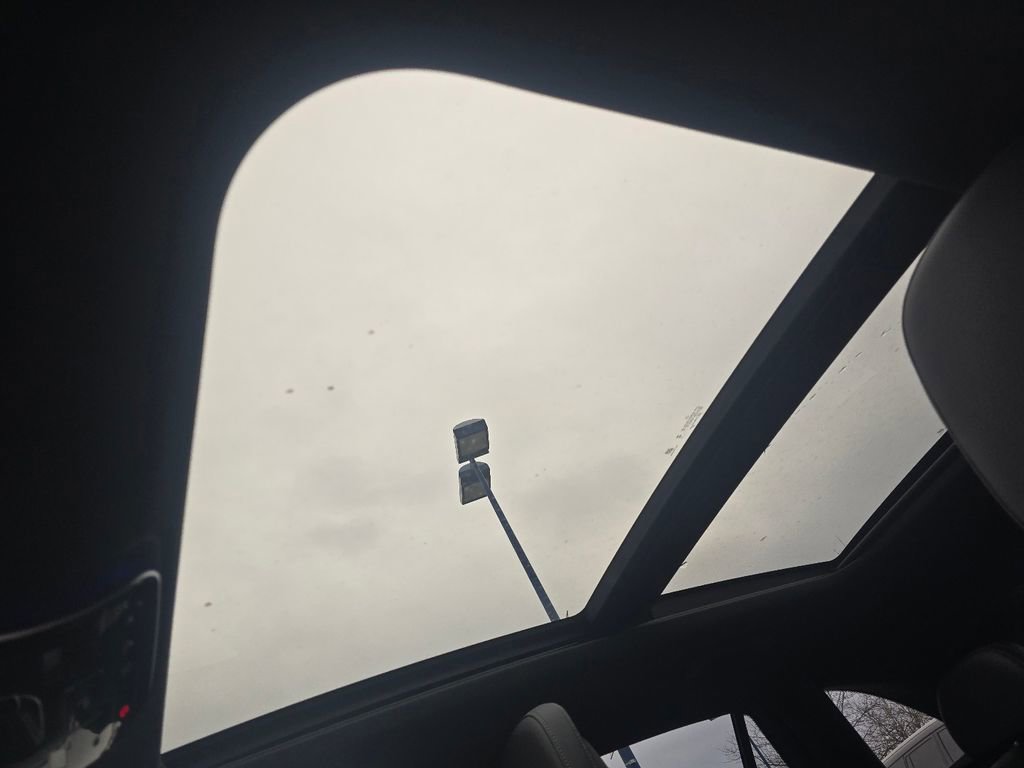 Used 2025 Mercedes-Benz GLC 300 4MATIC image 3